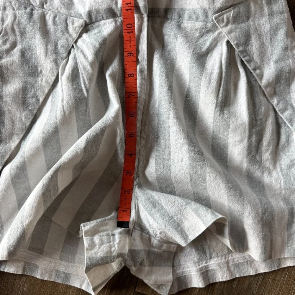 BCBGeneration linen/cotton gray/ivory striped mom shorts size 8